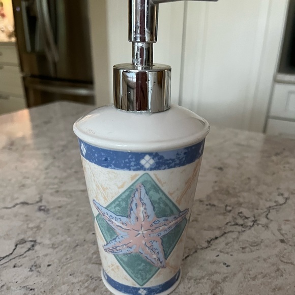 🌻Seashell ceramic soap pump - Picture 2 of 8